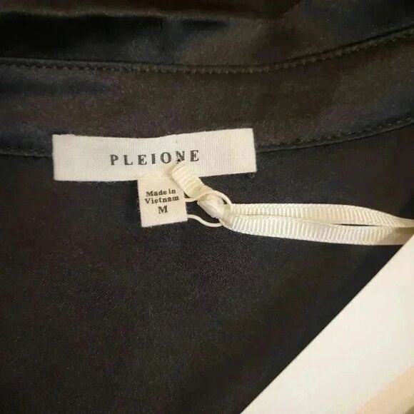 Pleione Women's Black Poly/Spandex Satin V-Neck Long Sleeve Cropped Pull Over To - Picture 10 of 10